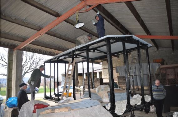 Picodon Montage du toit sur les Wagons 22-02-2014